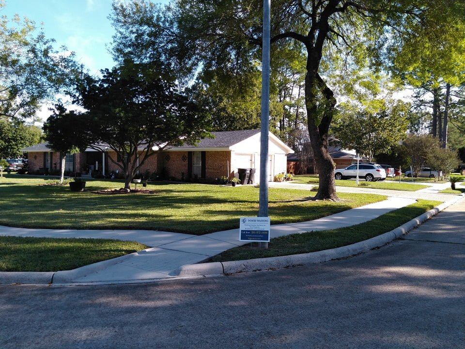 Clean curb looking like new concrete after cleaning by LKJ Preferred Services, Houston TX