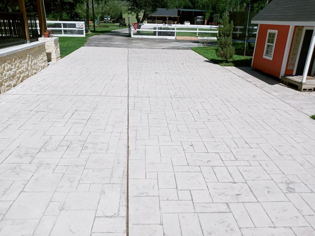 Stone driveway after cleaning by LKJ Preferred Services, Houston TX